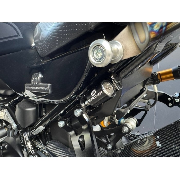 Fixe design×STRIKERコラボ アルミビレットヘルメットロック M1