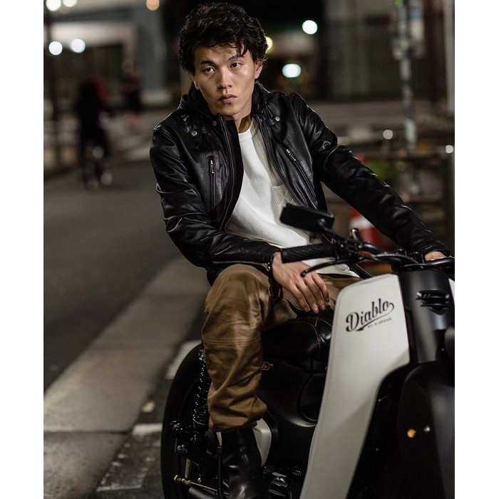 モスキーノ　シングルライダース　レザー　ノーカラー　黒　ロゴ入り　ジップアップ モスキーノ シングルライダース レザー ノーカラー 黒 ロゴ入り ジップ