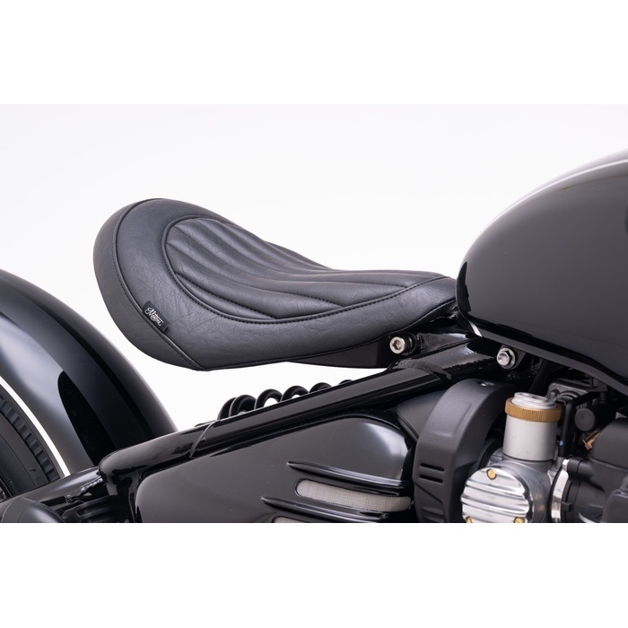 モートーン　シート　KING COBRA　Bonneville Bobber Motone King Cobra Seat – Vertical Ribs – Triumph Bobber