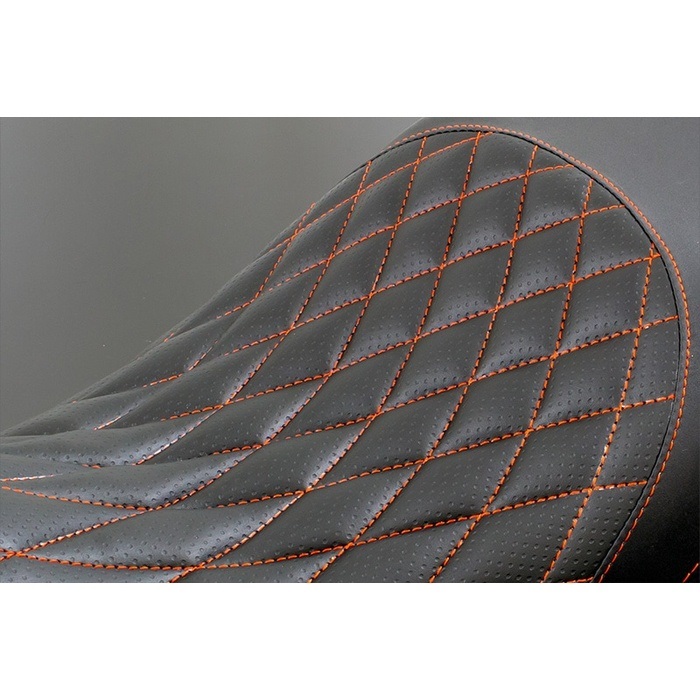 ヴァイパーシート ドットパンチ レッド 初回生産限定/ARCHI刺繍 Z900RS