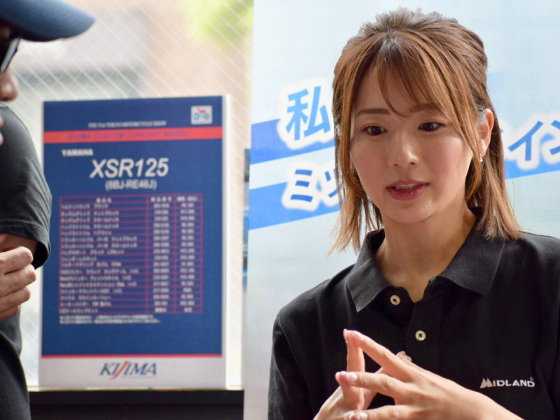 平嶋夏海さんがミッドランドインカムの店舗イベントでお客様へ説明をしているとき