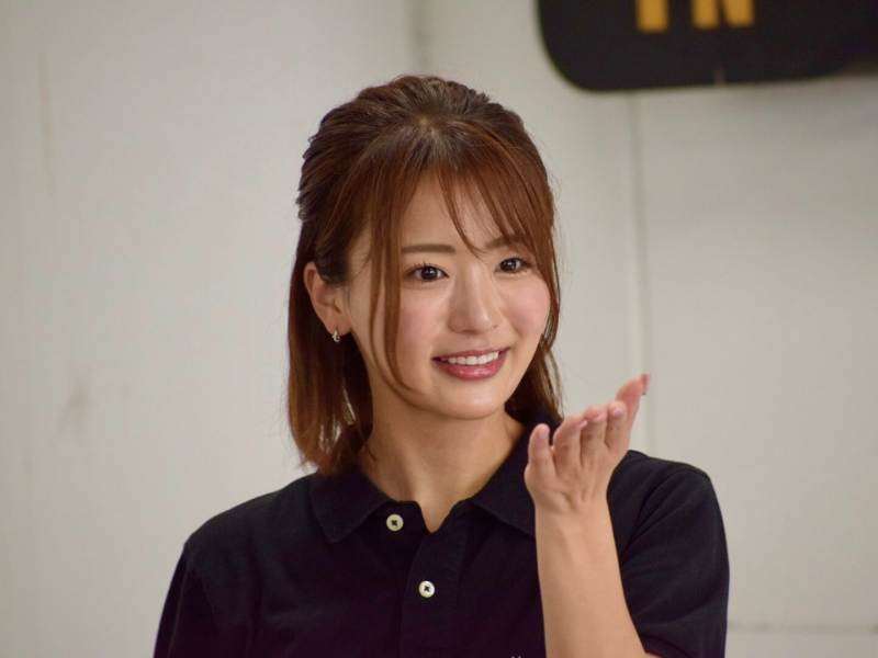 平嶋夏海さんがミッドランドインカムの店舗イベントでトークショーをしているとき